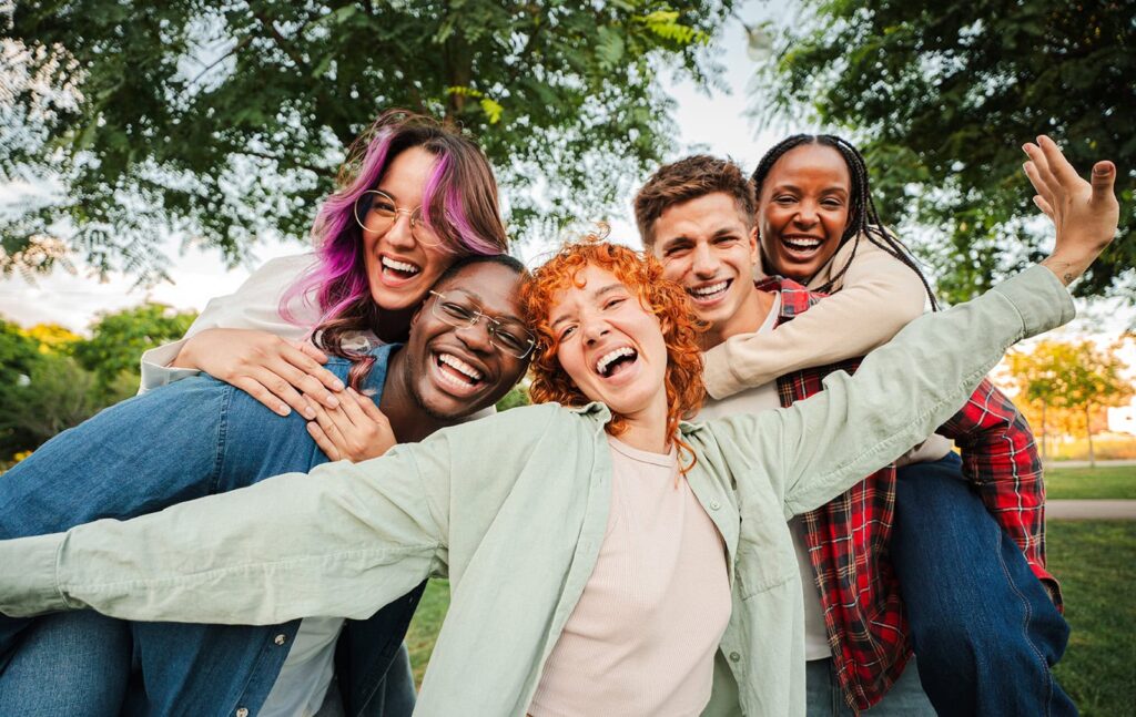 Gruppe junger Freunde hat draußen Spaß