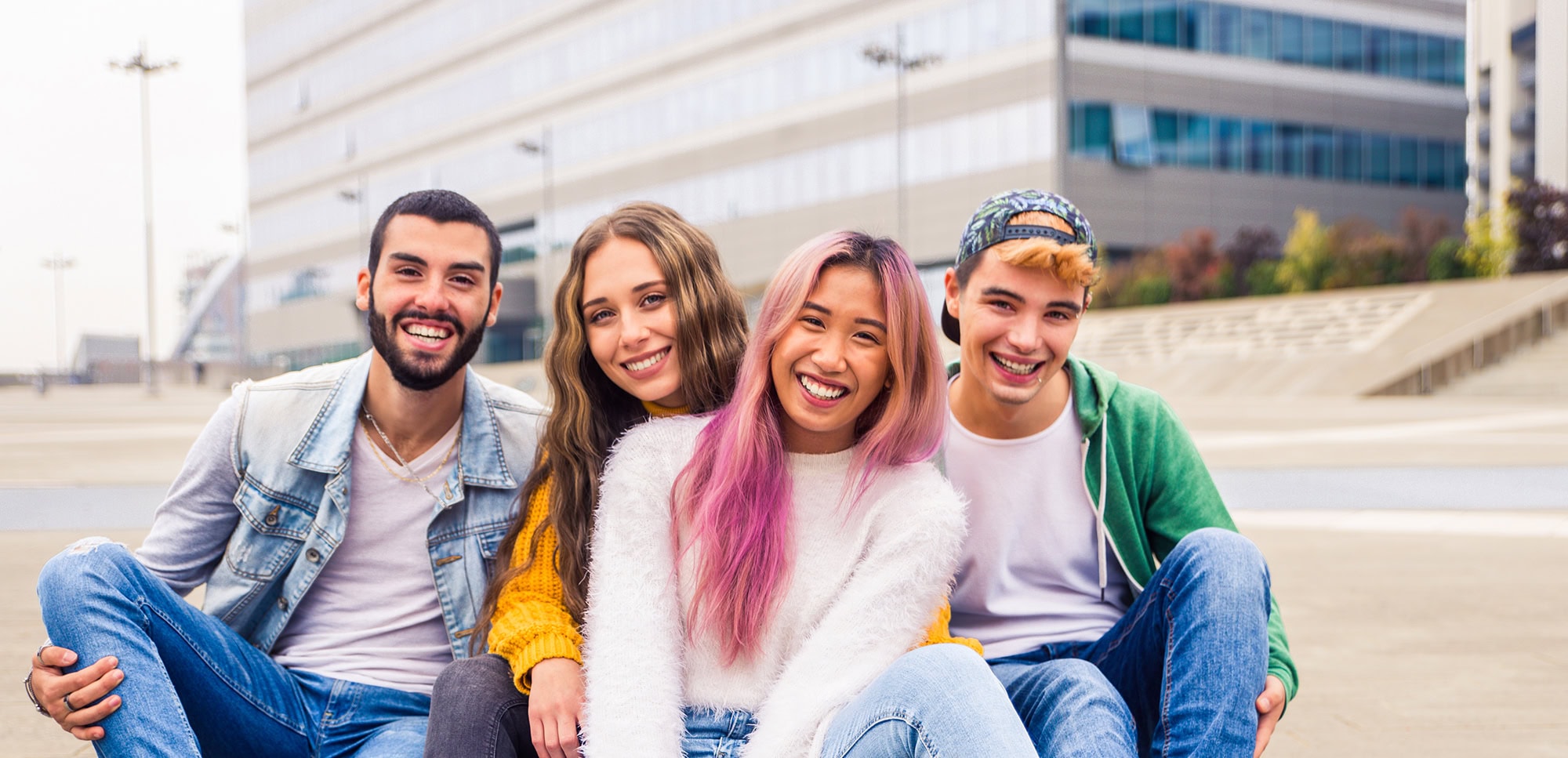 Gruppe junger Schüler vor Gebäude