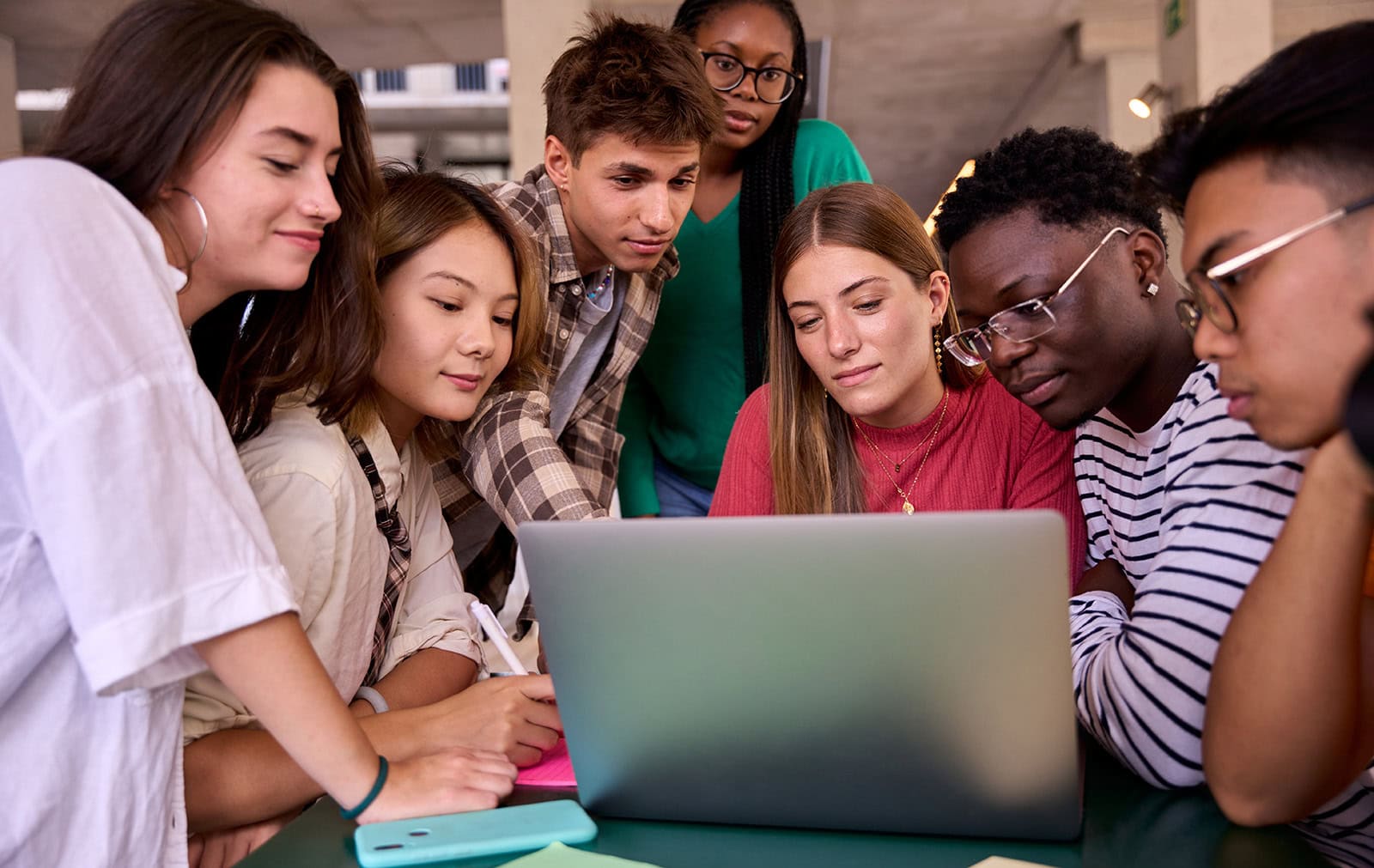 Gruppe junger Mitschüler lernt gemeinsam