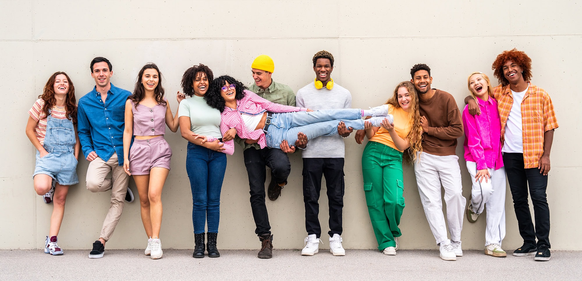 Fröhliche Gruppe junger Freunde