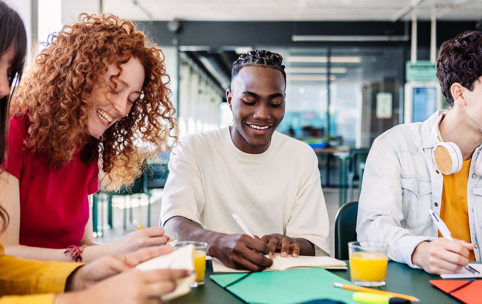 Gruppe von Schülern macht gemeinsam Hausaufgaben